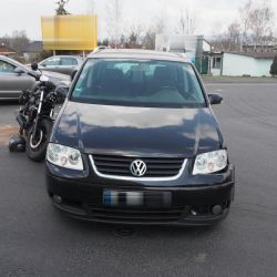 Karlovy Vary: Při odbočování přehlédla motorkáře