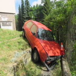 Karlovy Vary: Při vyjíždění narazil do dvou zaparkovaných vozidel a oplocení