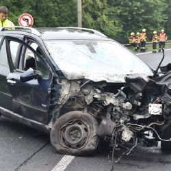 Karlovy Vary: Řidič po nehodě skončil mimo vozidlo