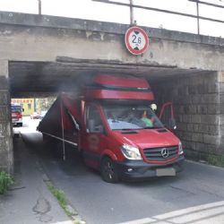 Karlovy Vary: Řidič se nevešel pod viadukt. Pomoci museli hasiči