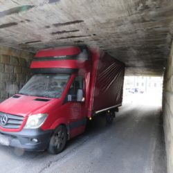 Karlovy Vary: Řidič se zasekl pod viaduktem. Dostal pokutu