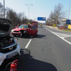 Karlovy Vary: Řidič vjel do protisměru. Šest osob bylo zraněno