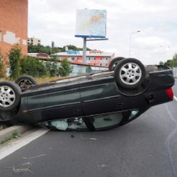 Karlovy Vary: Řidička usnula. Skončila s vozidlem na střeše