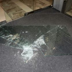 Karlovy Vary: Rozbil skleněné křídlo dveří