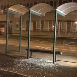 Karlovy Vary: Rozešla se s ním přítelkyně. Vztek si vybil na zastávce