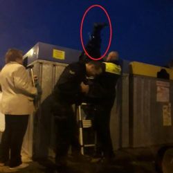 Karlovy Vary: S odpadem vhodila do kontejneru i kabelku s doklady a klíči