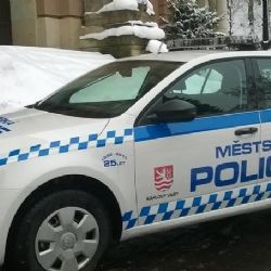 Karlovy Vary: S vozidlem narazil do zábradlí. Z místa nehody odešel