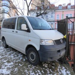 Karlovy Vary: Samovolně rozjeté vozidlo narazilo do oplocení plynového pomníku