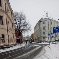 Karlovy Vary: Srazil chodkyni a z místa nehody ujel