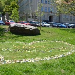 Karlovy Vary: Na náměstí Dr. Horákové vyrostlo srdce proti rakovině 
