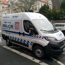 Karlovy Vary: Strážníci dostali nový vůz pro převoz opilců