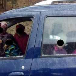 Karlovy Vary: Strážníci při kontrole objevili ve vozidle sedm nepřipoutaných dětí 