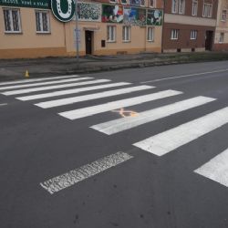 Karlovy Vary: Střet auta s nezletilou chodkyní. Policie hledá svědky