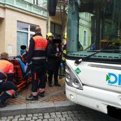 Karlovy Vary: Střet autobusu s chodkyní