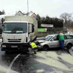 Karlovy Vary: Střet nákladního vozidla s osobním