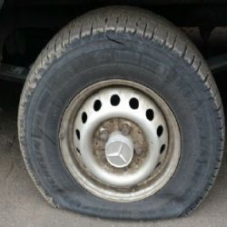 Karlovy Vary: U dvou vozidel propíchal pneumatiky