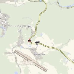 Karlovy Vary: U města narazilo osobní vozidel do svodidel