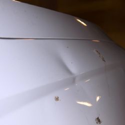 Karlovy Vary: Úmyslně poškodil vozidlo. Škoda 40 tisíc