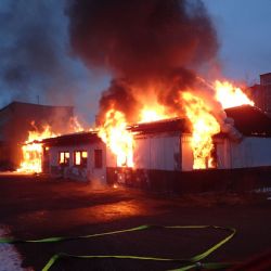 Karlovy Vary: Uprostřed sídliště vyhořel opuštěný objekt bývalé restaurace