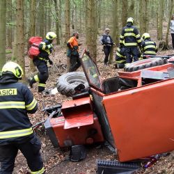 Karlovy Vary: V kabině převráceného traktoru zůstal zaklíněný řidič
