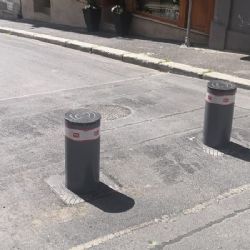 Karlovy Vary: V lázeňském území začnou regulovat dopravu výsuvné sloupky