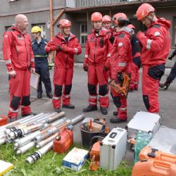 Karlovy Vary: V obytném domě hrozí pád stropů. Objekt zajistila skupina hasičů specialistů z Prahy