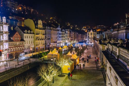 Foto: Karlovy Vary: Vánoční trhy nebudou. Strom se rozsvítí on-line