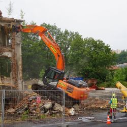 Karlovy Vary: Včera začala demolice bývalé budovy patologie