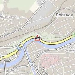 Karlovy Vary: Ve městě havarovalo osobní vozidlo