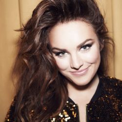 Karlovy Vary: V Letním kině zahraje symfonický orchestr s Ewou Farnou