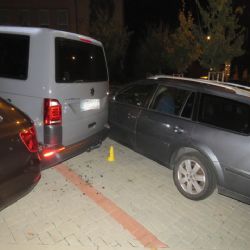 Karlovy Vary: Vozidlo se samovolně rozjelo a narazilo do zaparkovaných vozidel