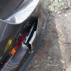 Karlovy Vary: Vyhýbal se kočce. Narazil do zaparkovaného auta