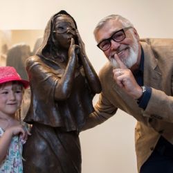 Karlovy Vary: Výstava nevidomé sochařky ukazuje krásu ženského světa 