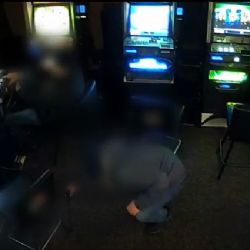 Karlovy Vary: Využil nepozornosti hosta, kterému vypadla z kapsy peněženka