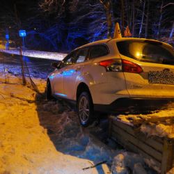 Karlovy Vary: Vzala kamarádce auto. Pod vlivem alkoholu havarovala