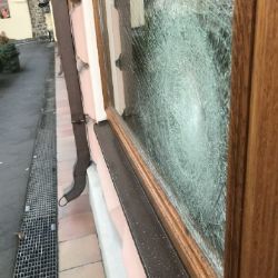 Karlovy Vary: Vztek si vybil na výloze zlatnictví