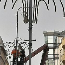 Karlovy Vary začínají zdobit město na Vánoce