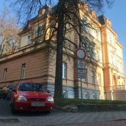 Karlovy Vary: Zaparkoval ve vjezdu k místnímu policejnímu oddělení