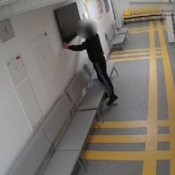 Karlovy Vary: Ze zdravotnického zařízení se pokusil odcizit televizor