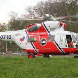 Karlovy Vary: Žena spadla z mostu do řeky. Na místo musel i vrtulník