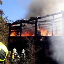 Karlovy Vary: Ženu z hořící chatky zachránili svědci požáru