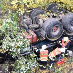 Kfely: Nehoda nákladního vozidla uzavřela komunikaci na sedm hodin
