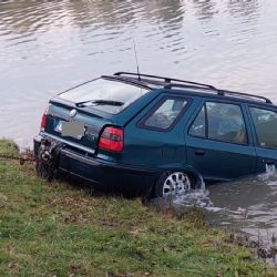 Kfely u Ostrova: Osobní vozidlo sjelo do rybníka