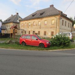 Klášter: Vozidlo se samovolně rozjelo a narazilo do sloupu