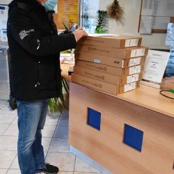 Kraj předal ředitelům středních škol notebooky