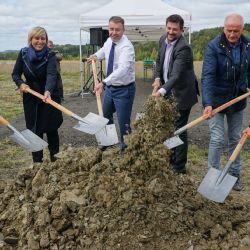 Kraj zahájil stavbu příjezdové komunikace k budoucímu centru BMW Group