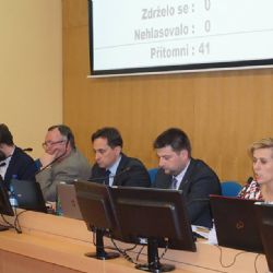 Krajští zastupitelé schválili dalších 10 milionů na navýšení mezd zdravotních sester a ostatního personálu 