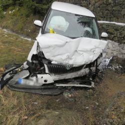 Královské Poříčí: Nepřizpůsobil rychlost. Narazil do kamenné zídky