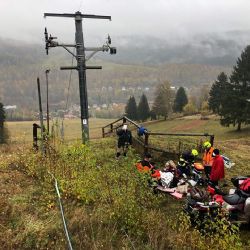 Kraslice: Jedna osoba spadla ze sloupu lyžařského vleku