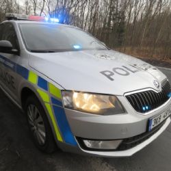Kraslice: Nerespektoval značení a nedal přednost policejnímu vozidlu. Policie hledá svědky nehody